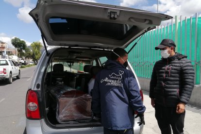 Los trabajadores de las funerarias ven la muerte a diario pero ellos quieren estar protegidos para efectuar su labor.