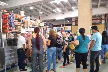 En ciertos pasillos del sitio, sobre todo en los más estrechos, se producen pequeños amontonamientos de compradores.