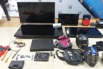 Las pertenencias robadas fueron retiradas del domicilio en un vehículo.
