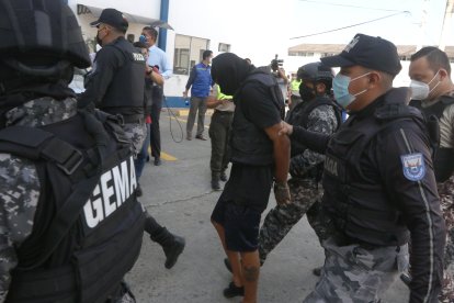 Alvarito confesó que le disparó a Ruales. Dio su versión con un chaleco antibalas.