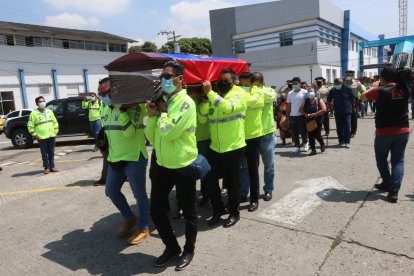 Sus compañeros cargaron el féretro donde reposa el cuerpo del sargento Franklin Lascano.