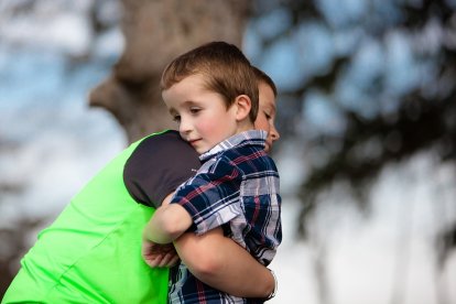 Responsabilizarlos del cuidado de sus ñaños es un abuso emocional.