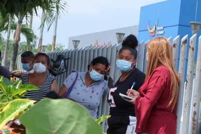 Familiares del suicida llegaron ayer al Laboratorio de Criminalística para retirar el cadáver.