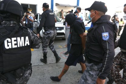 Resguardado por policías Álvaro Cagua llegó a la Fiscalía para rendir su versión.