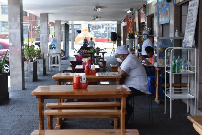 Durante la semana los puestos y negocios que funcionan en los mercados lucen vacíos. Se recuperaban los sábados y domingos.
