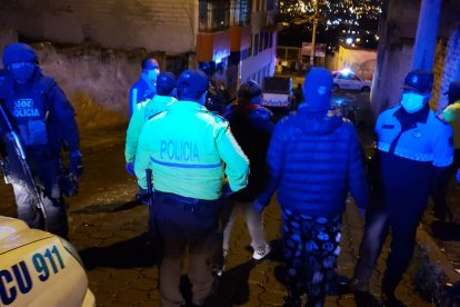 Varias personas fueron aprehendidas por incumplir toque de queda.