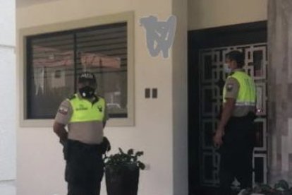 El momento en que uniformados policiales acudieron a suspender la fiesta.