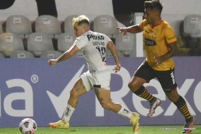 Yéferson Soteldo (i) estuvo presente en la derrota que Santos sufrió en casa ante Barcelona.