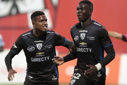 Stiven Plaza (d) regresó a inicios de la temporada 2021 a Independiente del Valle, pero no ha podido debutar.