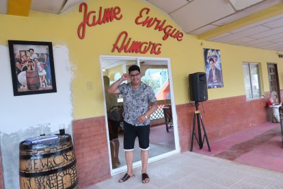 Jaime en su nuevo hogar, donde se dedica al campo. Compró un complejo turístico 'Mi Rachinto Alegre' que está abierto para que el público vaya a pasear en familia.