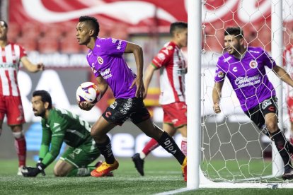 Fidel Martínez (c) marcó el tanto del triunfo del Tijuana, que alcanzó ante el Necaxa.