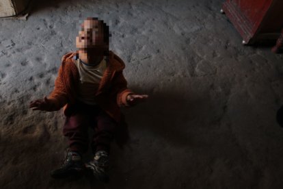 El menor no puede caminar, se arrastra en el piso de tierra.