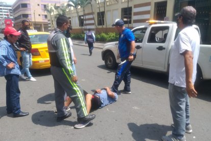 El sujeto asaltó a una muchacha en las calles Lorenzo de Garaycoa y Clemente Ballén, centro del Puerto Principal.