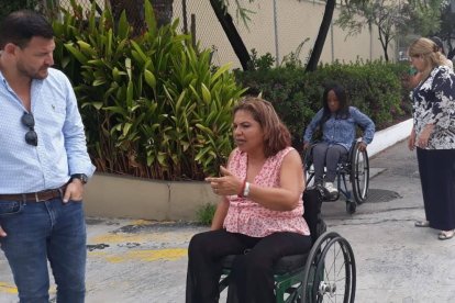 Betzabeth explicando cómo deben de ser los grados de inclinación de las rampas en Samborondón.