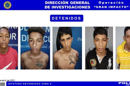 Los detenidos son Jefferson Miranda, de 21 años, Carlos Astudillo (19), Israel Toral (18), Angelo Bowen (26) y un menor de edad, quienes fueron puestos a órdenes de las autoridades.
