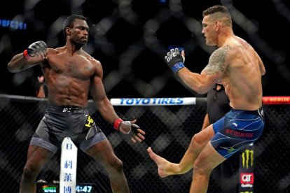 El luchador norteamericano Chris Weidman (d) sufrió una fractura, tras impactar con la rodilla de Uriah Hall.