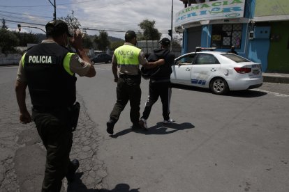 Mientras controlaban el toque de queda, los  policías se encontraron con dos sujetos quienes pretendían robar motos con un aparato.