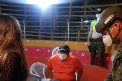 La Intendencia y militares hicieron retirar a quienes estaban en la gallera.