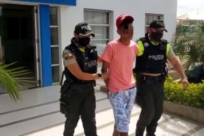 El ciudadano estaba en una actitud sospechosa, hecho que llamó la atención de un grupo de policías.