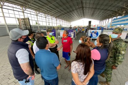 El ciudadano al que fingieron vacunarlo conversa con personal de la salud.