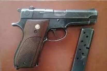 Un arma parecida a este fue hallada en poder de uno de los detenidos.