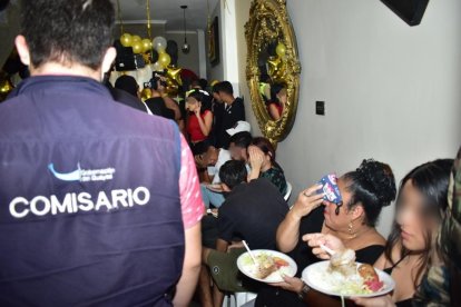 Decenas de personas disfrutaban de una quinceañera en el sur de Guayaquil en pleno toque de queda