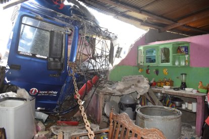 El tráiler quedó incrustado en la vivienda, ubicada en la parroquia San Cristóbal.
