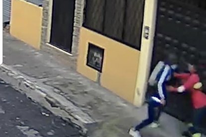 El sujeto habría atacado a la víctima con un cuchillo.