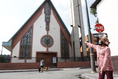 Glenda Ortiz, dirigente barrial, señala que hace unos tres años se robaron una urna de ofrendas en una iglesia ubicada en la 21 y Alcedo.