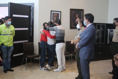 El emotivo reeencuentro de las menores con sus familiares. Observa el ministro de Gobierno, Gabriel Martínez.