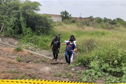 Varias personas se acercaron para identificar a la víctima, pero nadie la conocía.