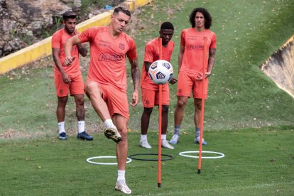 Carlos Garcés, delantero de Barcelona que le fue bien ante Santos,