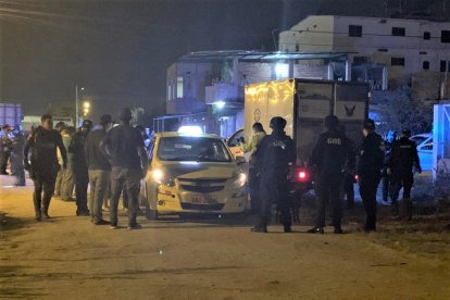 El taxista recogió a dos supuestos pasajeros que luego le dispararon.