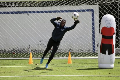 Leodán Chalá se destaca como arquero de El Nacional.