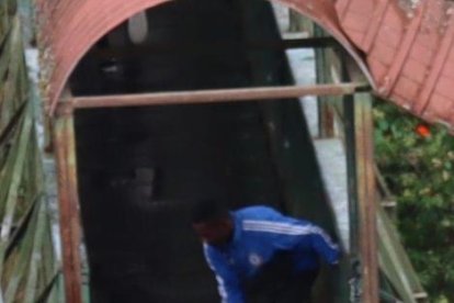 El chico fue acorralado por los asaltantes.