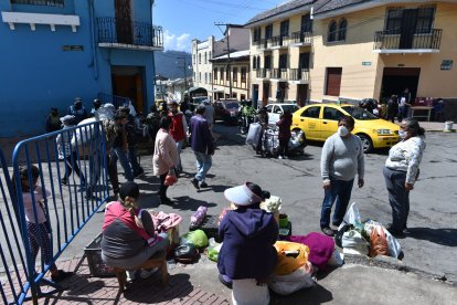 Las aglomeraciones no terminan en los alrededores del mayor centro de abastos de la capital.