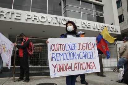 Afuera de la Corte Provincial se realizaron plantones en contra del alcalde.