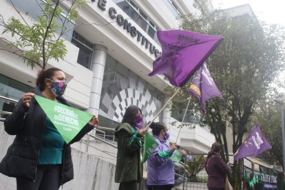 Una manifestación de las organizaciones Provida se desarrolla en las afueras de la Corte.