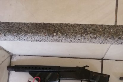 Esta metralleta es una de las armas encontradas en el inmueble donde se supone que rehabilitaban a adictos.