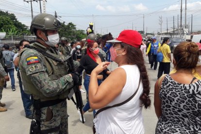 Familiares desesperados preguntan a los militares sobre la suerte de sus seres queridos dentro del penal.