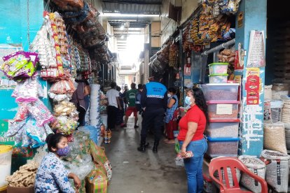 Los comerciantes fueron despojados del dinero que guardaban en sus prendas.