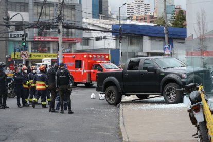 La camioneta que conducía Salcedo se impactó contra un concesionario de vehículos en la avenida República. El cuerpo permaneció allí hasta antes del mediodía.