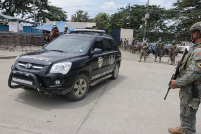 Unidades tácticas de la Policía y militares llegaron a la cárcel porteña.