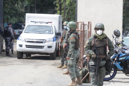 Los cadaveres fueron embarcados en el carro de Medicina Legal y llevados al Laboratorio de Criminalística.