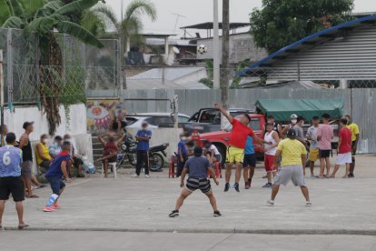 En la ciudadela Martha de Roldós, atrás de donde se construye un nuevo mercado, los residentes juegan ecuavóley. Otros lugareños los ven, pero no todos se cuidan del coronavirus.