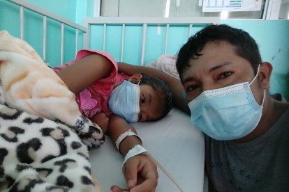 Su padre está desempleado y su madre se dedica a cuidarla, pero seguirán luchando por la vida de su hija.