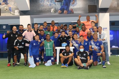 Los jugadores de Emelec, celebraron la goleada a Bragantino y los 92 años del club.