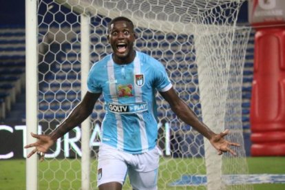 El delantero panameño del 9 de Octubre, José Fajardo, celebra un gol ante Emelec en el Capwell