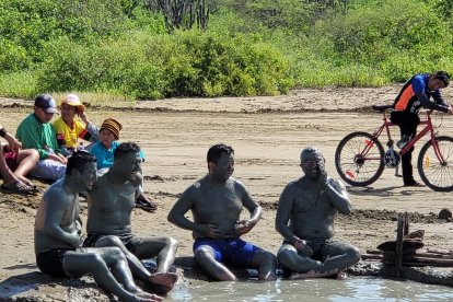 Después de una travesía , grupos de personas llegan a la zona de Borbollones para aplicarse lodo.