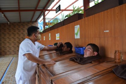 Al tomar los baños a vapor de cajón se mantiene el debido distanciamiento.